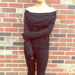 Off shoulder Large Black sweater Nine & Co